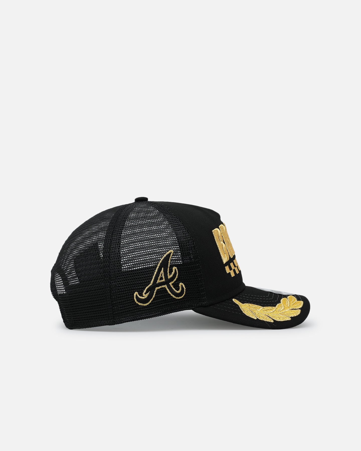 New Era Atlanta Braves 'Podium Pack' Pre-Curved Golfer Trucker Snapback Black/Metallic Gold