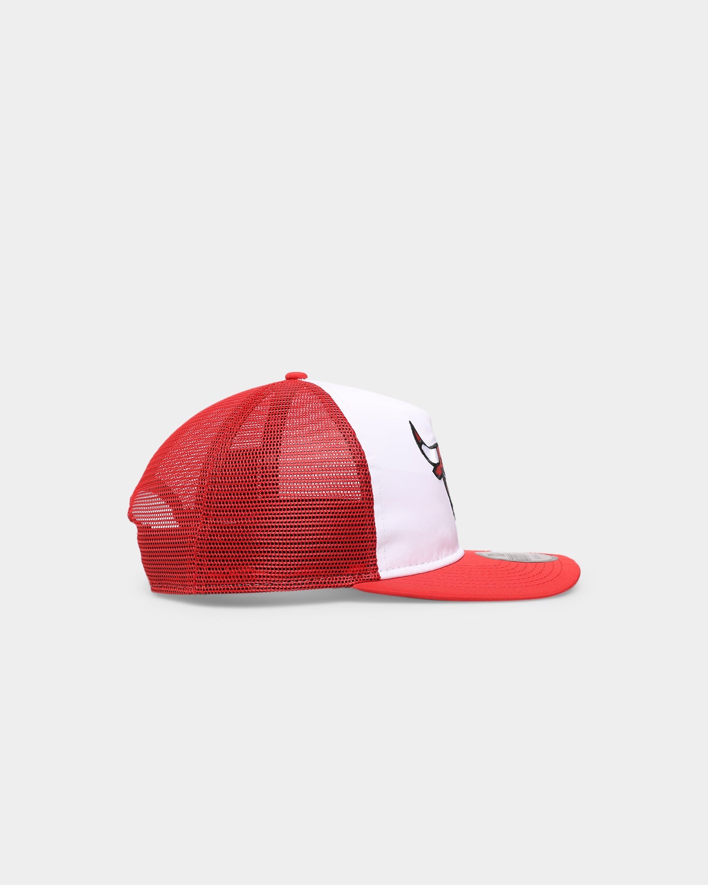 New Era Chicago Bulls 'Team Two-Tone' Prolight Old Golfer Trucker Snapback White/OTC
