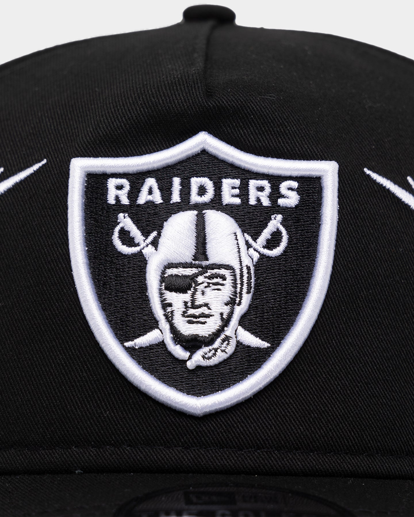 New Era Las Vegas Raiders 'Twisted Thorns' Golfer Pre-Curved Snapback Black