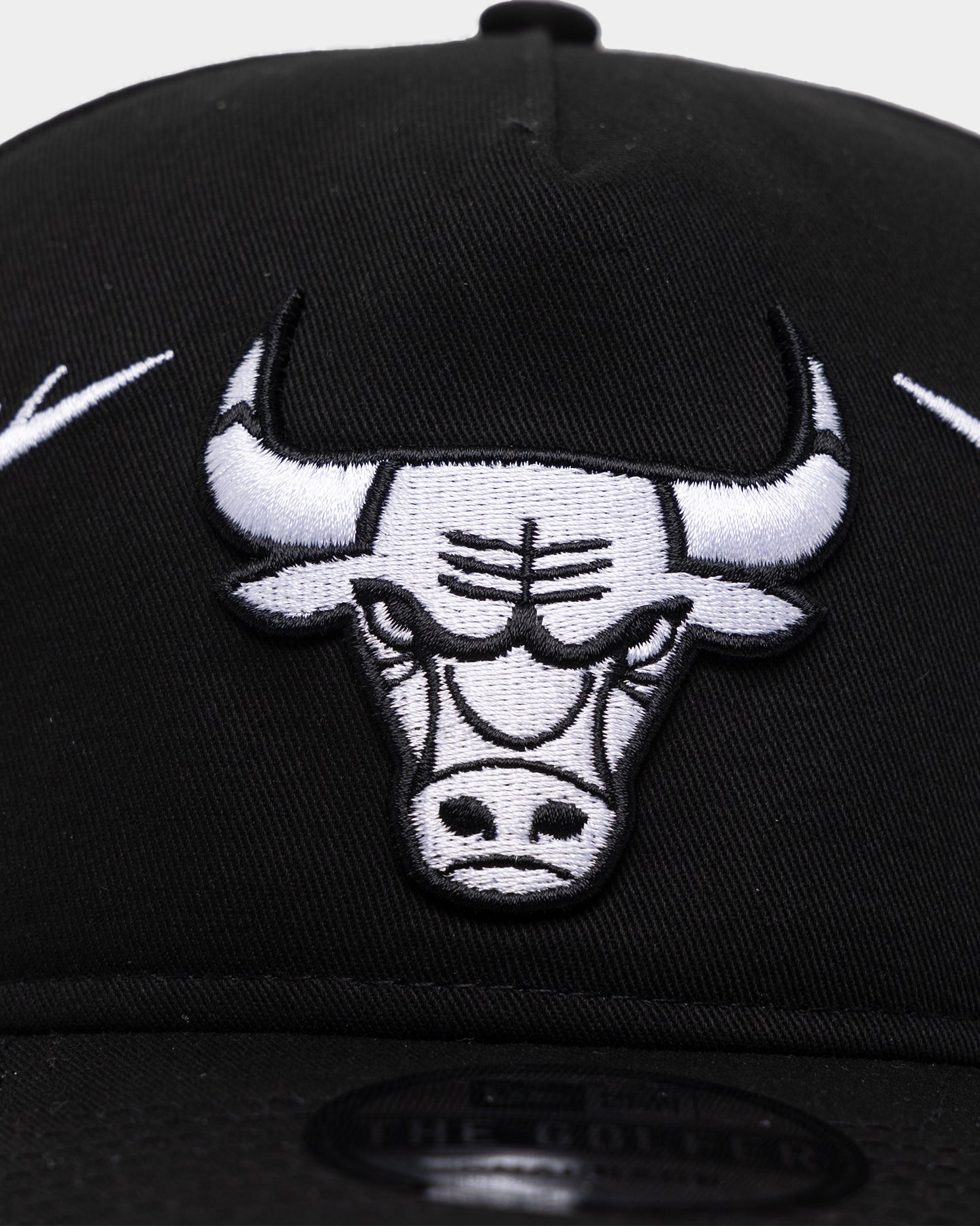New Era Chicago Bulls 'Twisted Thorns' Golfer Pre-Curved Snapback Black