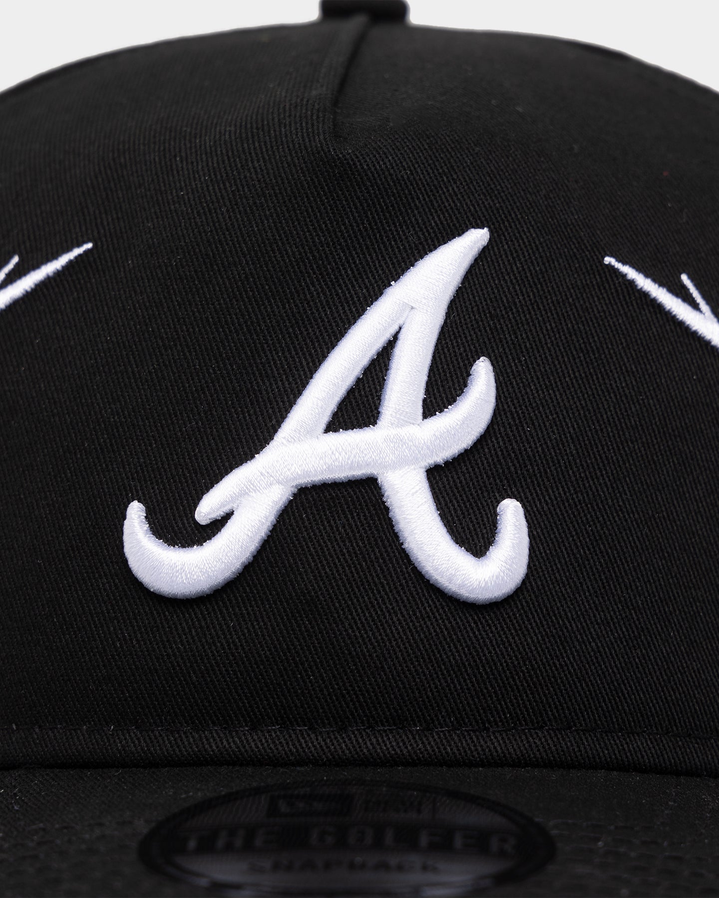 New Era Atlanta Braves 'Twisted Thorns' Golfer Pre-Curved Snapback Black